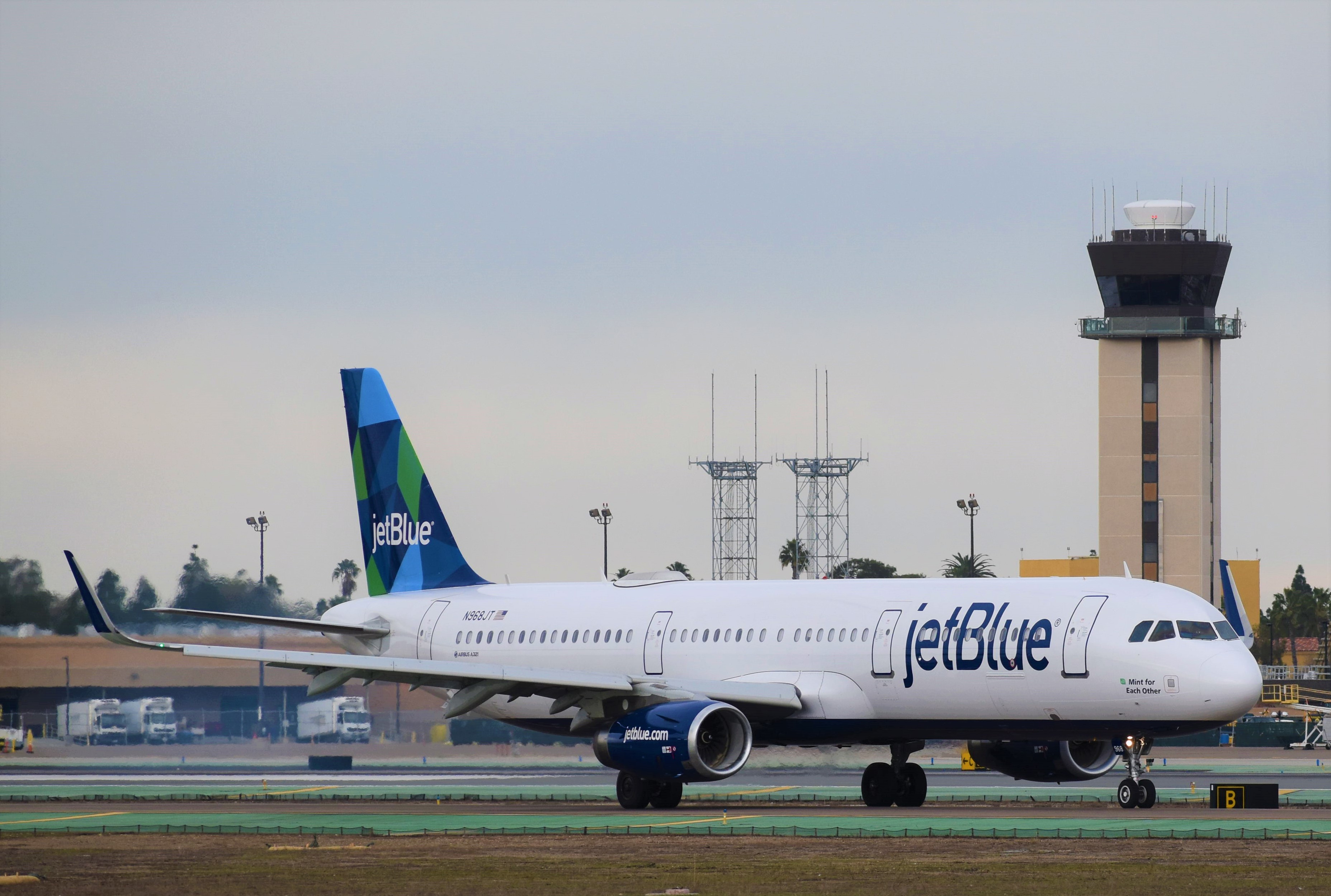 Full size: JetBlue Airways Airbus A321-200 N968JT at San Diego International Airport